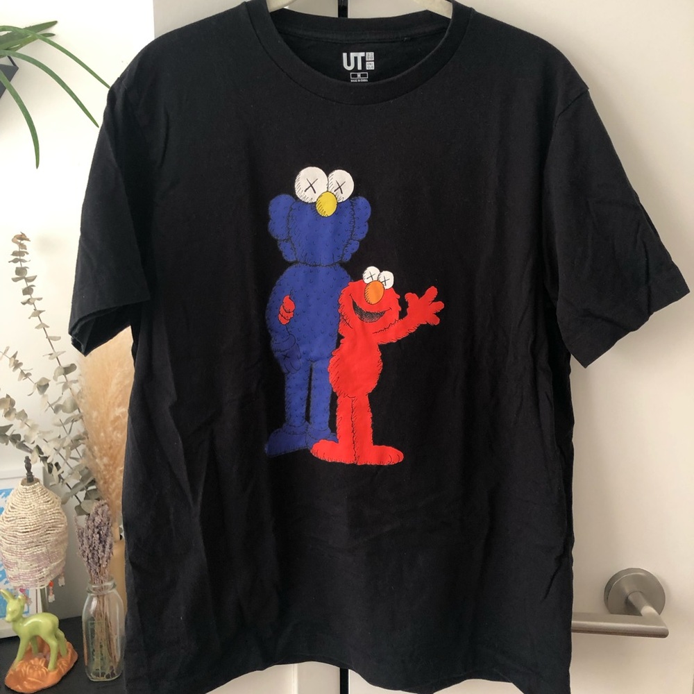 Uniqlo x KAWS Sesame Street Elmo & BFF T Shirt Size M